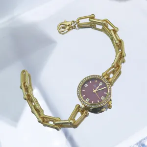 Detailaufnahme Damen Quarzuhr mit Kettenarmband, Strass-Lünette und Karabinerverschluss.