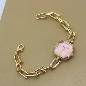 Modische quadratische Quarzuhr mit goldfarbenem Gliederarmband für elegante Damen.