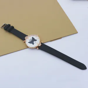 Vista detallada de reloj de cuarzo para mujer con correa de cuero negro y mariposa.