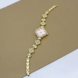 Vue detaillee de la montre quartz pour femme en or avec motif trefle et strass.