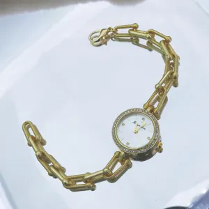 Goldfarbene Damen Quarzuhr mit einzigartigem Gewindekettenarmband und Strass Zifferblatt.