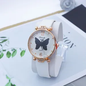 Vista detallada de un reloj de cuarzo para mujer con correa de piel blanca y esfera de mariposa.