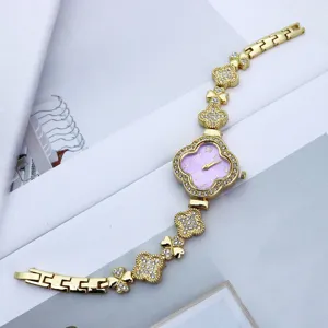 Élégante montre femme trèfle strass dorée avec cadran violet, montre quartz de luxe.