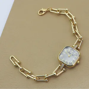 Elegante goldfarbene quadratische Uhr mit klobigem U-Glieder-Armband für Damen Mode.
