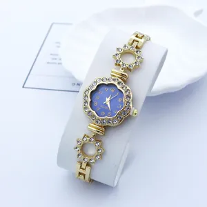 Elegante orologio da polso al quarzo da donna con quadrante blu, lunetta floreale e strass.