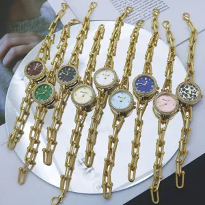 Damen Gold Kette Quarzuhr mit Strass rundem Zifferblatt und Karabinerverschluss Armband.