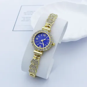 Elegante Damenuhr mit Quarzwerk, funkelnden Strasssteinen, blauem Zifferblatt und Goldarmband.