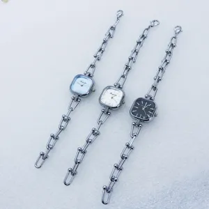 Modische Damen Quarzurhr mit quadratischem Zifferblatt und stilvollem Kettenarmband Set.