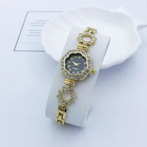 Orologio da polso da donna al quarzo con strass, elegante accessorio dorato fashion e chic.