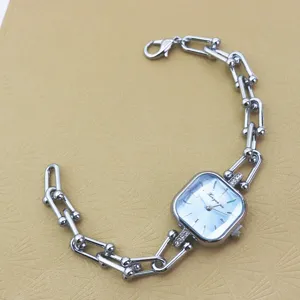 Silberne Damen Quarzuhr mit quadratischem Zifferblatt und stylischem Gliederarmband Design.