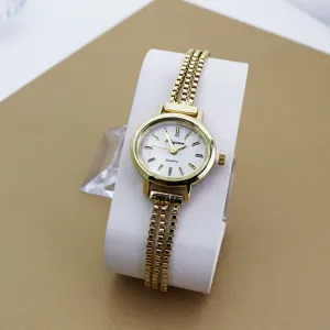 Elegante goldene Quarz Damenarmbanduhr mit filigranem Mehrfach-Kettenarmband und weißem Zifferblatt.