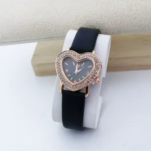 Reloj de cuarzo para mujer con diamantes de imitación de corazón y correa negra.