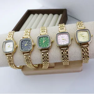 Gros plan détaillé de montre à quartz carrée élégante avec bracelet en métal doré chic