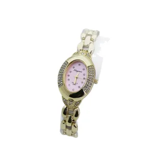 Reloj de cuarzo ovalado estilo vintage con pedrería brillante y elegante brazalete dorado.