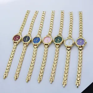 Vista dettagliata di diversi orologi da donna dorati minimalisti con vari quadranti colorati.
