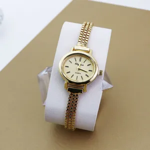 Goldene minimalistische Damenuhr mit zarter Kette und elegantem kleinen Zifferblatt.