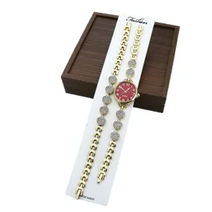 Goldene Damen Quarz Armbanduhr Set mit rotem Zifferblatt und Strass Herz Armband.