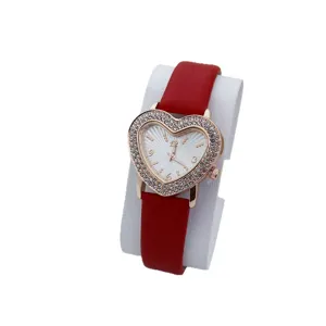 Reloj de cuarzo para mujer con esfera en forma de corazón de diamantes y correa de cuero rojo