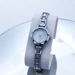 Primo piano dettagliato di un quadrante di orologio al quarzo argento e cinturino, stile chic.