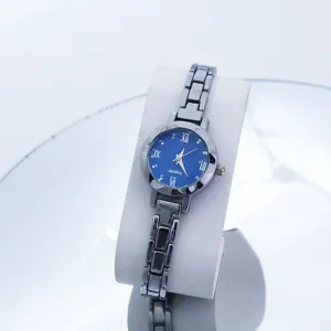 Orologio donna piccolo quadrante rotondo al quarzo blu elegante con cinturino argento.
