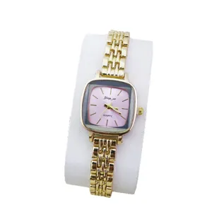 Petite montre quartz femme cadran carre, bracelet en alliage dore style mode elegante.