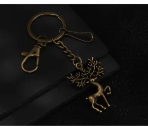 Détail de porte-clés élan en métal bronze antique, pendentif cerf unique pour sac voiture clés.