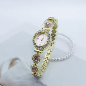 Elegante Damen Quarzuhr mit rosa ovalem Zifferblatt, Strasslünette und Kristallarmband.