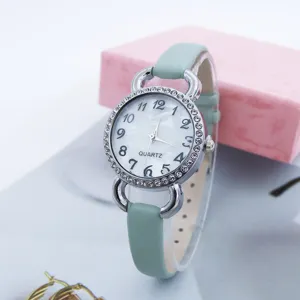 Damen Strass Quarzuhr modische Freizeit Damenuhr mit grünem Armband Detailansicht.