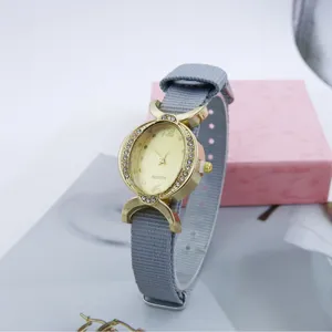Reloj de cuarzo ovalado para mujer de moda con pedrería brillante y correa de nailon gris