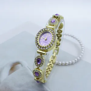Elegante Damen Quarzuhr mit lila ovalem Zifferblatt Strasssteinen und Kristall Armband Stilsicher