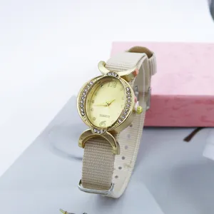 Vista detallada de un elegante reloj de cuarzo ovalado para mujer con correa de nailon.