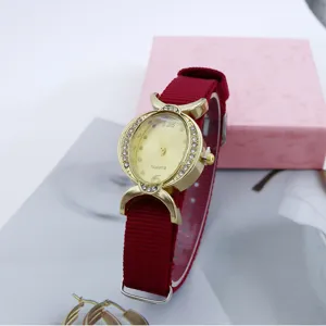 Reloj de cuarzo para mujer con diamantes de imitación y correa de nailon roja elegante.