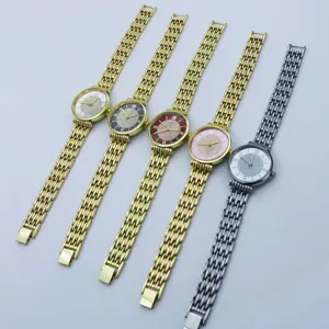Primer plano detallado de relojes de cuarzo para mujer con brillantes estrases multicolor.