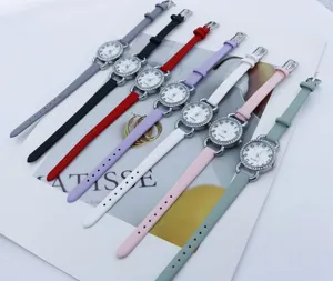 Damen Quarzuhr mit schmalem bunten Armband und Strasslünette, elegantes Modeaccessoire.