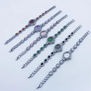 Detailansicht der stilvollen Damen Quarz Armbanduhr mit ovalem Zifferblatt und bunten Kristallen.
