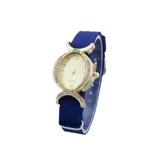 Reloj de cuarzo para mujer de moda con elegante caja ovalada dorada y correa de nylon azul