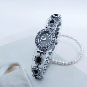 Detailansicht der eleganten Damen Quarzuhr mit ovalem Zifferblatt und transparentem Armband.