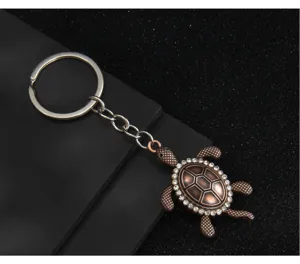 Detailansicht des vintage bronzenen Strass Schildkröten Schlüsselanhängers für Taschen.