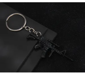 Llavero de modelo de rifle de asalto de metal negro con anillo plateado para mochila.