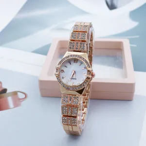 Detailopname van een prachtig roségouden dames strass horloge met schitterende kristallen.