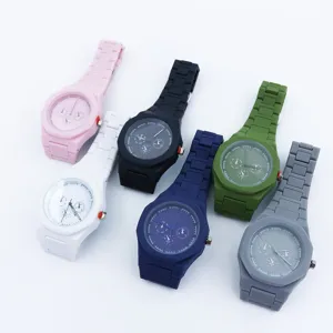 Colorful silicone quartz watch for men, trendy dopamine fashion student timepiece.