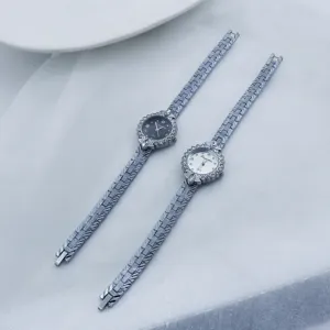Gros plan détail de la montre quartz strass avec bracelet métallique délicat et lunette en cristal.