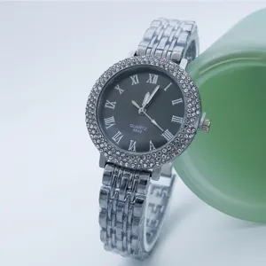 Elegante orologio da donna al quarzo con strass, numeri romani e cinturino in lega.