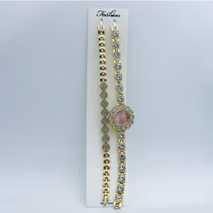 Élégant ensemble de montre quartz pour femme et bracelet en strass doré pour look tendance.