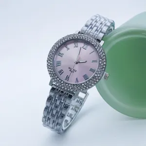 Dettaglio orologio quarzo strass donna, quadrante romano rosa e bracciale in lega argento.