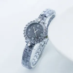 Montre quartz femme élégante avec lunette en strass étincelants et beau bracelet métallique.