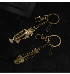 Detailansicht des Vintage Bronzefischknochen Totenkopf Schlüsselanhängers, Gothic Taschen-Charm.