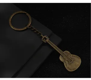 Portachiavi con chitarra in metallo rétro, finitura bronzo vintage, accessorio musicale decorativo.