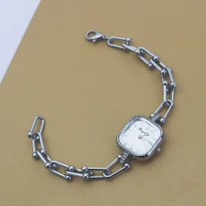 Elegante Damen-Quarzuhr im quadratischen Design mit stilvollem Gliederarmband fuer Frauen.