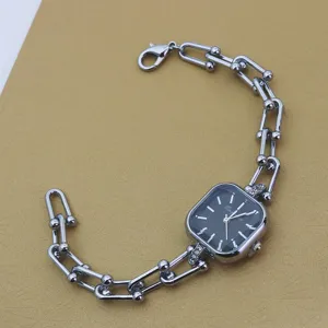Modische Damen-Armbanduhr mit quadratischem Zifferblatt und elegantem silbernen Kettenarmband.
